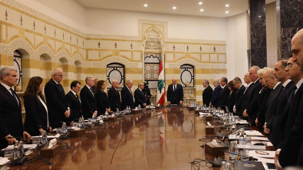 الحكومة اللبنانية تُكلّف الجيش بوضع خطة لـ”حصر السلاح" وتؤجل نقاش خروقات العدو