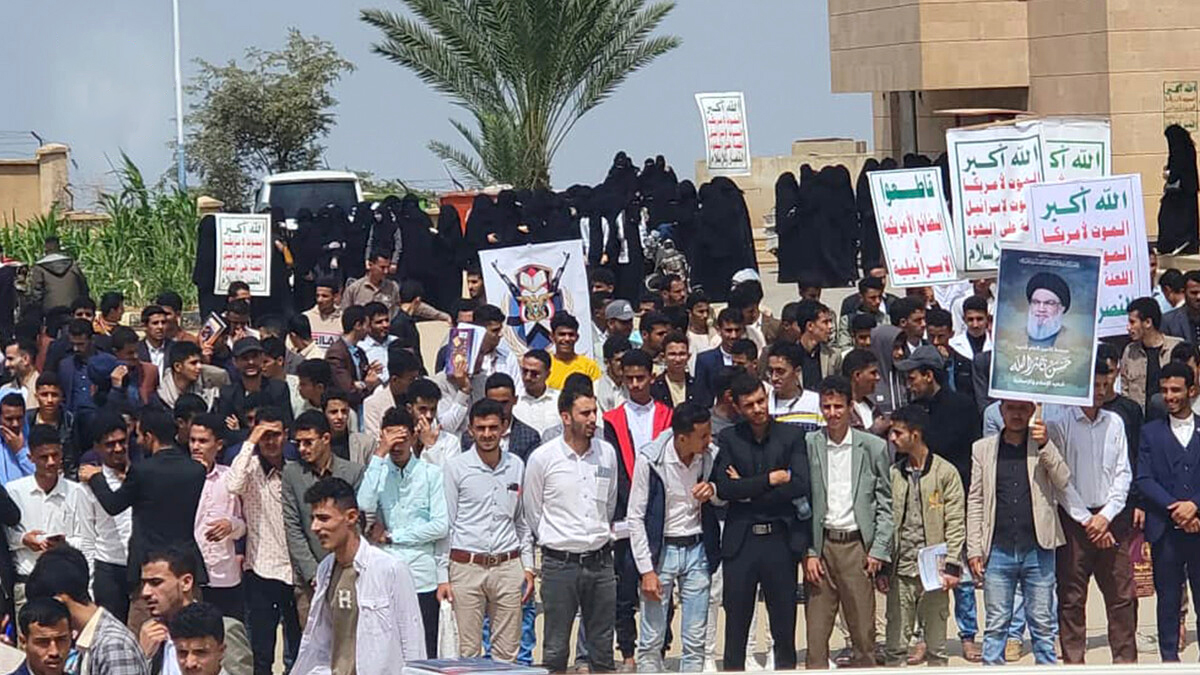 مسيرة لطلاب جامعة المحويت نصرة للشعب الفلسطيني