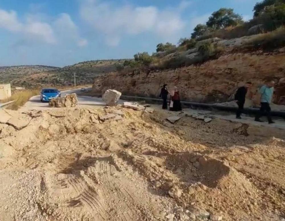 مستوطنون صهاينة يجرفون أراضي الفلسطينيين في قرية بيرين شرقي يطا