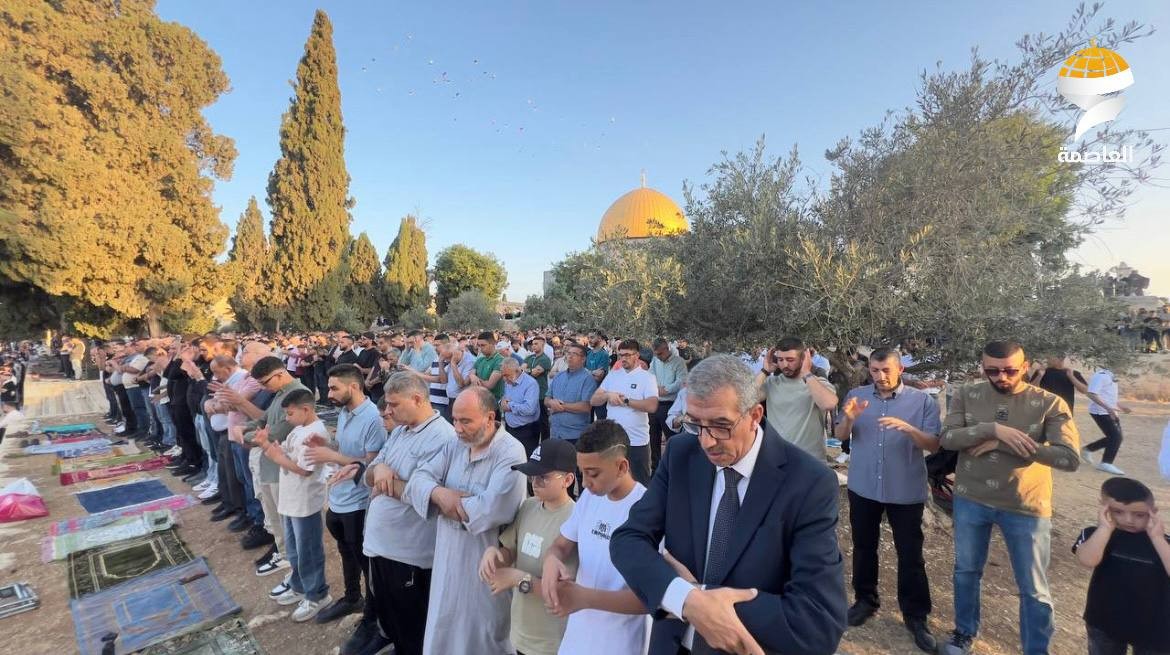 40 ألف مصلٍ يؤدون صلاة الجمعة في الأقصى رغم قيود العدو