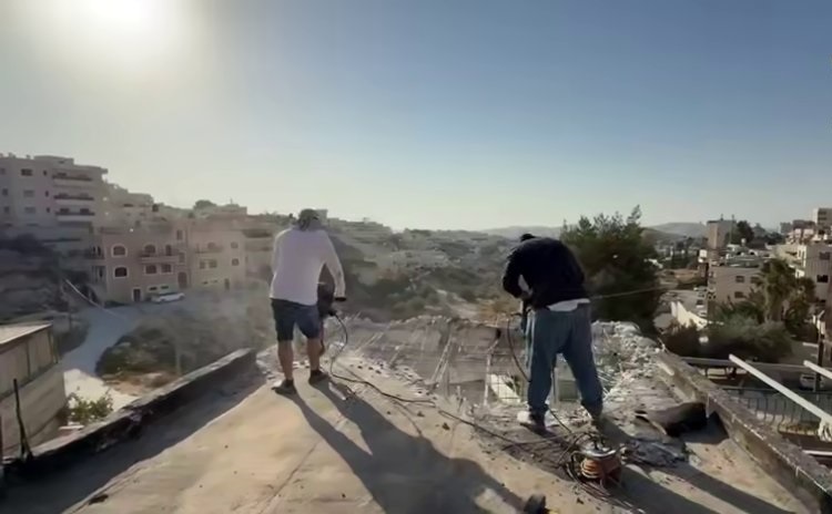 بلدية العدو الإسرائيلي تجبر عددًا من المقدسيين على هدم منازلهم قسريًا