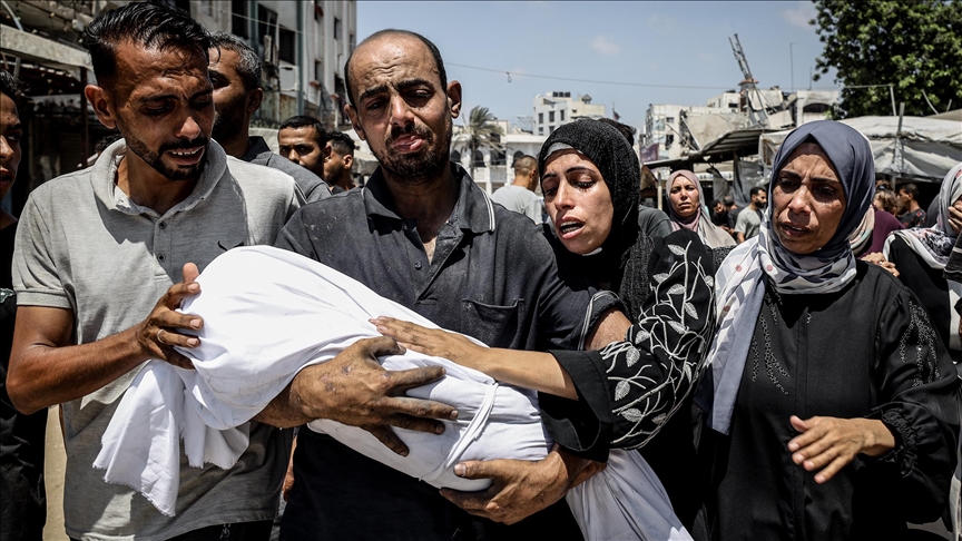 استشهاد طفل فلسطيني بسقوط صندوق مساعدات من إنزال جوي وسط غزة