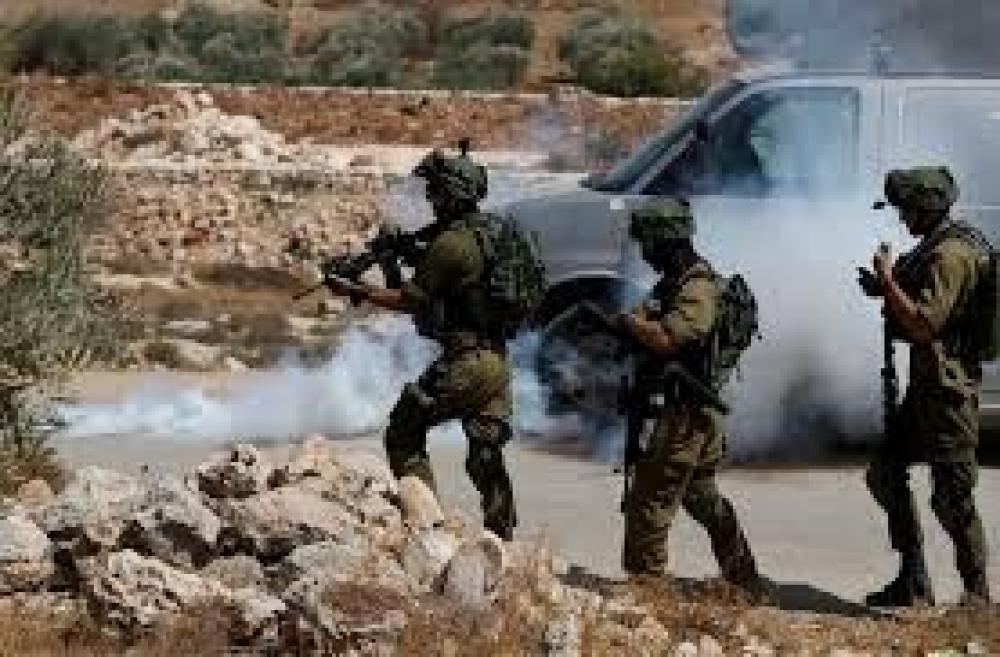 إصابات بالاختناق خلال اقتحام قوات العدو قلنديا وكفر عقب
