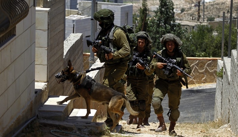 قوات العدو تعتقل 6 فلسطينيين في نابلس وبيت لحم بالضفة