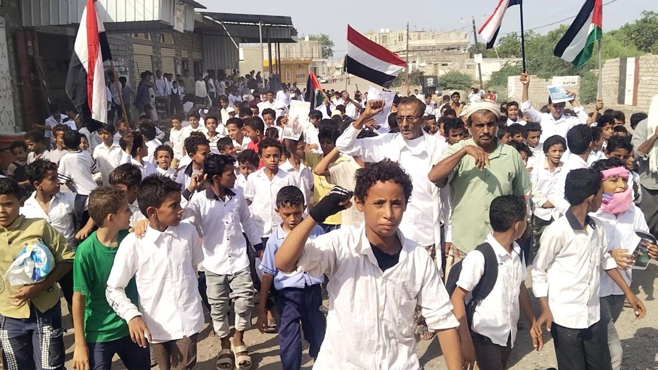 مسيرة طلابية في التحيتا بالحديدة تنديداً بتجويع وحصار الشعب الفلسطيني