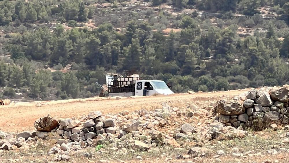 مستوطنون صهاينة يرحّلون تجمع عرب الجهالين في عين أيوب برام الله