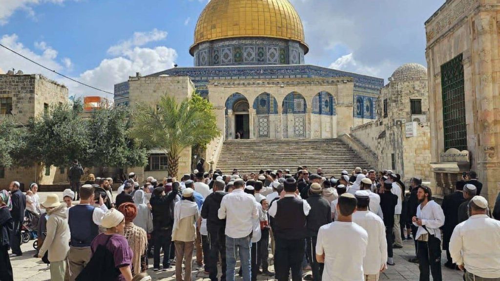 مستوطنان صهيونيان يقيمان مراسم زفافهما داخل باحات المسجد الأقصى