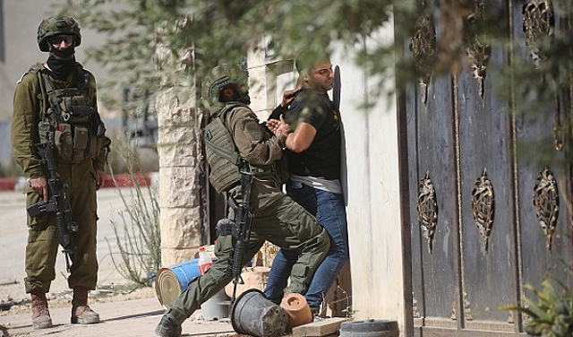 العدو يشن حملة اعتقالات واسعة بالضفة وحريق بمحيط مستشفى نابلس جراء قنابل الغاز