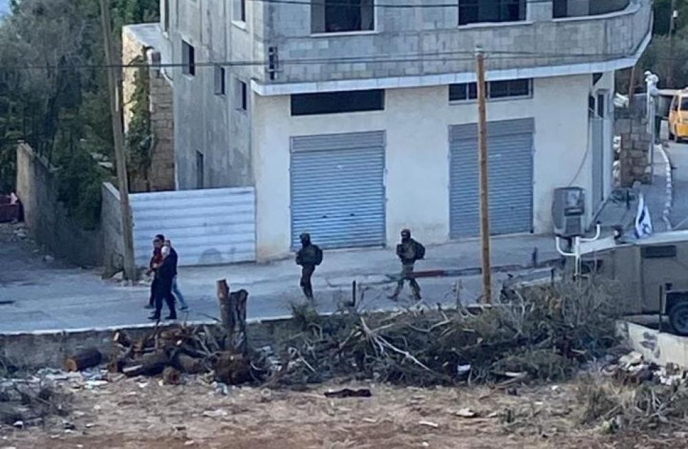العدو الصهيوني يعتقل فلسطينيين من كفر الديك ويجرف أراضي في حارس
