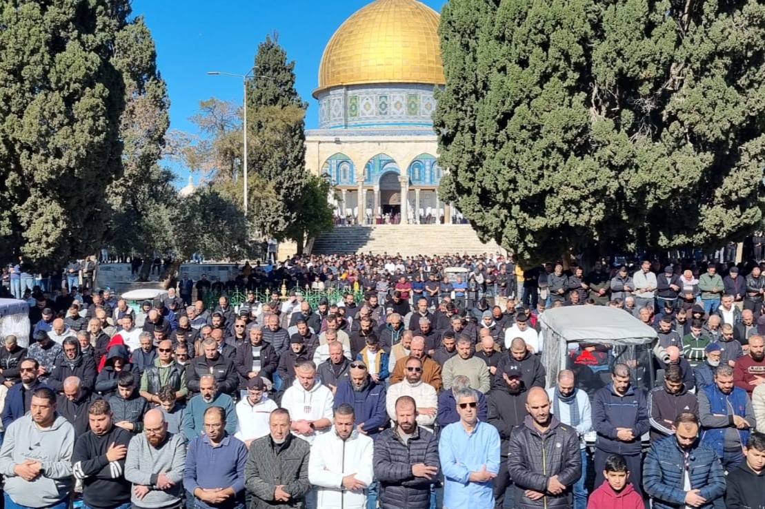 40 ألفا يؤدون الجمعة بالمسجد الأقصى