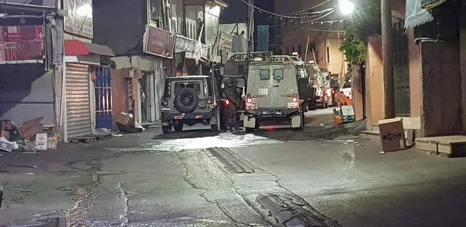 العدو الإسرائيلي يشن حملة اعتقالات واحتجازات واسعة في الضفة
