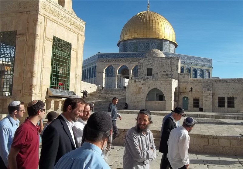 عشرات المستوطنين الصهاينة يدنسون المسجد الأقصى المبارك