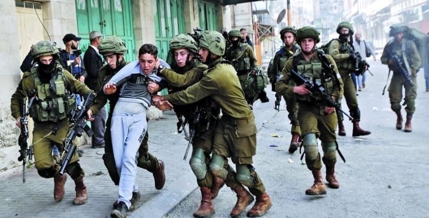 جنود العدو يحتجزون طفلاً جنوبي الخليل ويعتدون عليه بالضرب المبرح