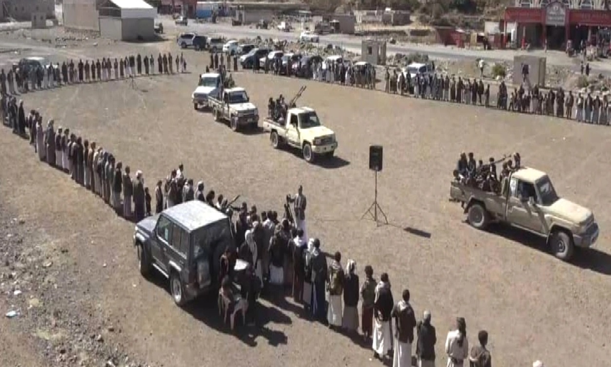 صنعاء .. وقفة مسلحة بعزلة العبس بلاد الروس تأكيدًًا على الجهوزية والاستنفار