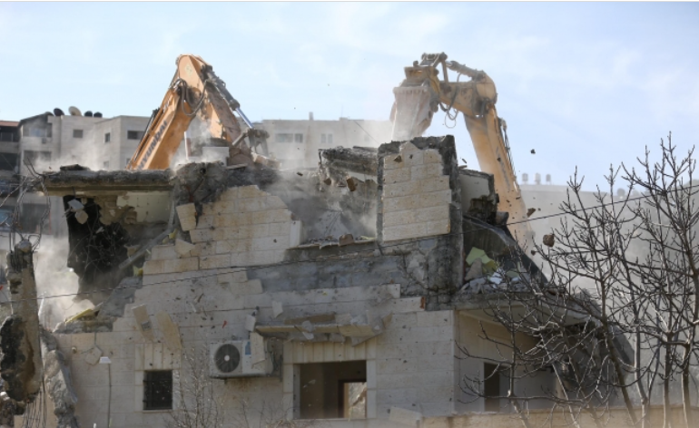 قوات العدو تهدم بناية سكنية جنوب المسجد الأقصى