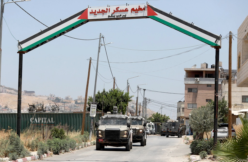 العدو يقتحم مخيم عسكر شرق نابلس ويغلق حاجز عطارة شمال رام الله