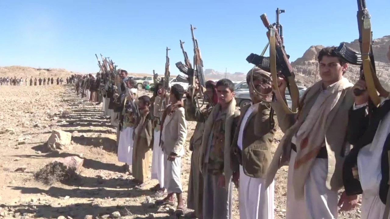 وقفة قبلية مسلحة في بني حشيش بصنعاء تنديدًا بجريمة الإساءة للقرآن الكريم