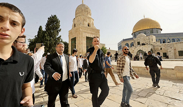 مجرم الحرب بن غفير وعشرات المستوطنين الصهاينة يقتحمون المسجد الأقصى