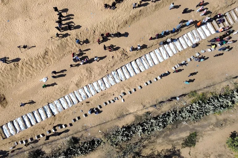 الدفاع المدني: انتشال ونقل 37 من جثامين الشهداء وسط مدينة غزة