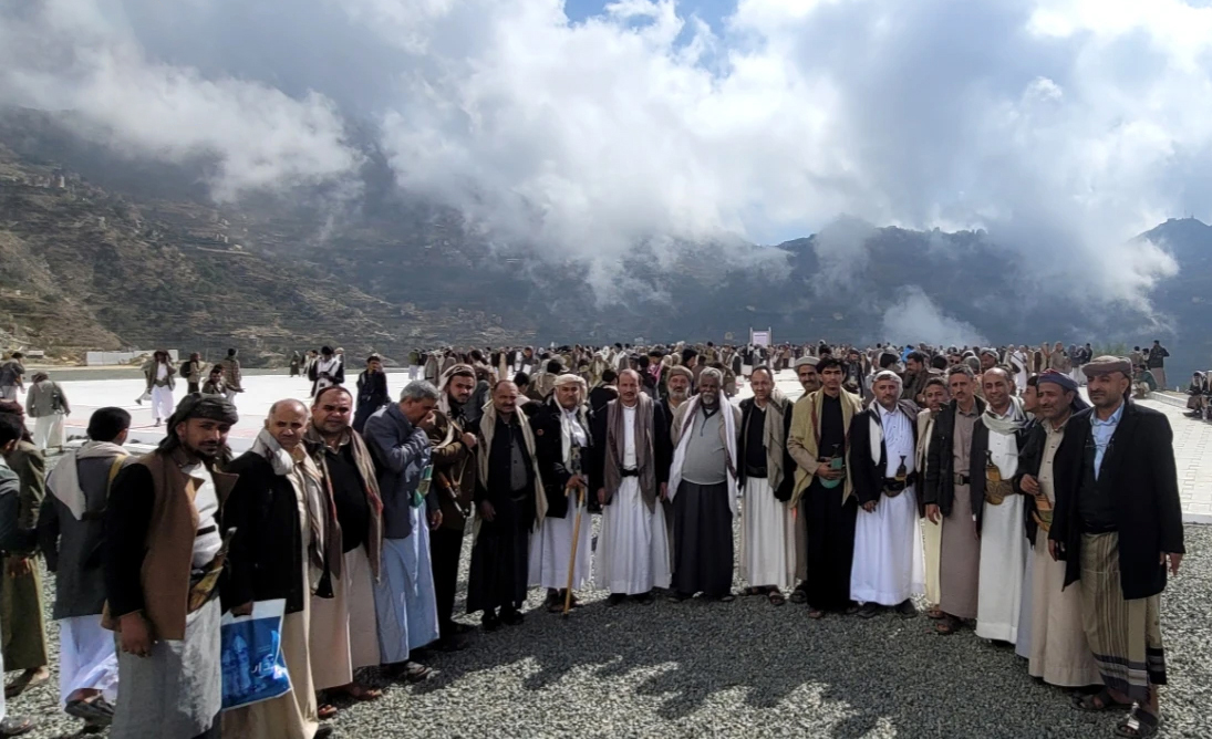 قيادة ومنتسبو مؤسسة مطابع الكتاب تزور ضريح الشهيد القائد بصعدة