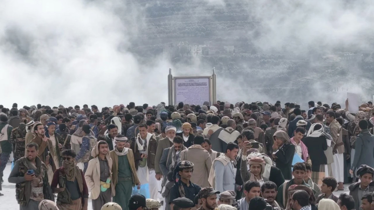 زيارات رسمية وشعبية لمقام شهيد القرآن في مديرية مران بصعدة