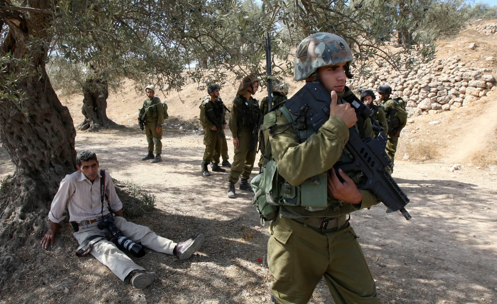 قوات العدو تعتدي على شاب خلال اقتحام بلدة الخضر ببيت لحم