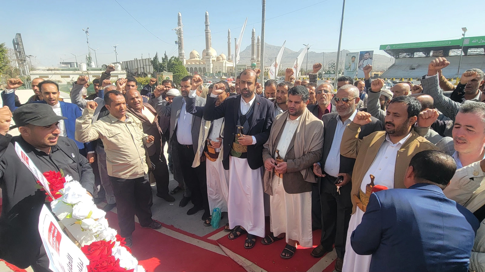 قيادات الأمانة العامة لرئاسة الجمهورية تزور أضرحة الشهداء الصماد والرهوي والغماري