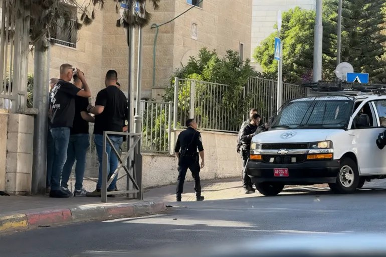 العدو الصهيوني يخطر بهدم محال تجارية في محيط مخيم قلنديا