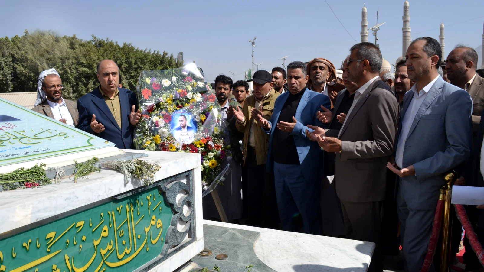 قيادة وكوادر وزارة الكهرباء تزور أضرحة الشهداء الصماد والرهوي والغماري