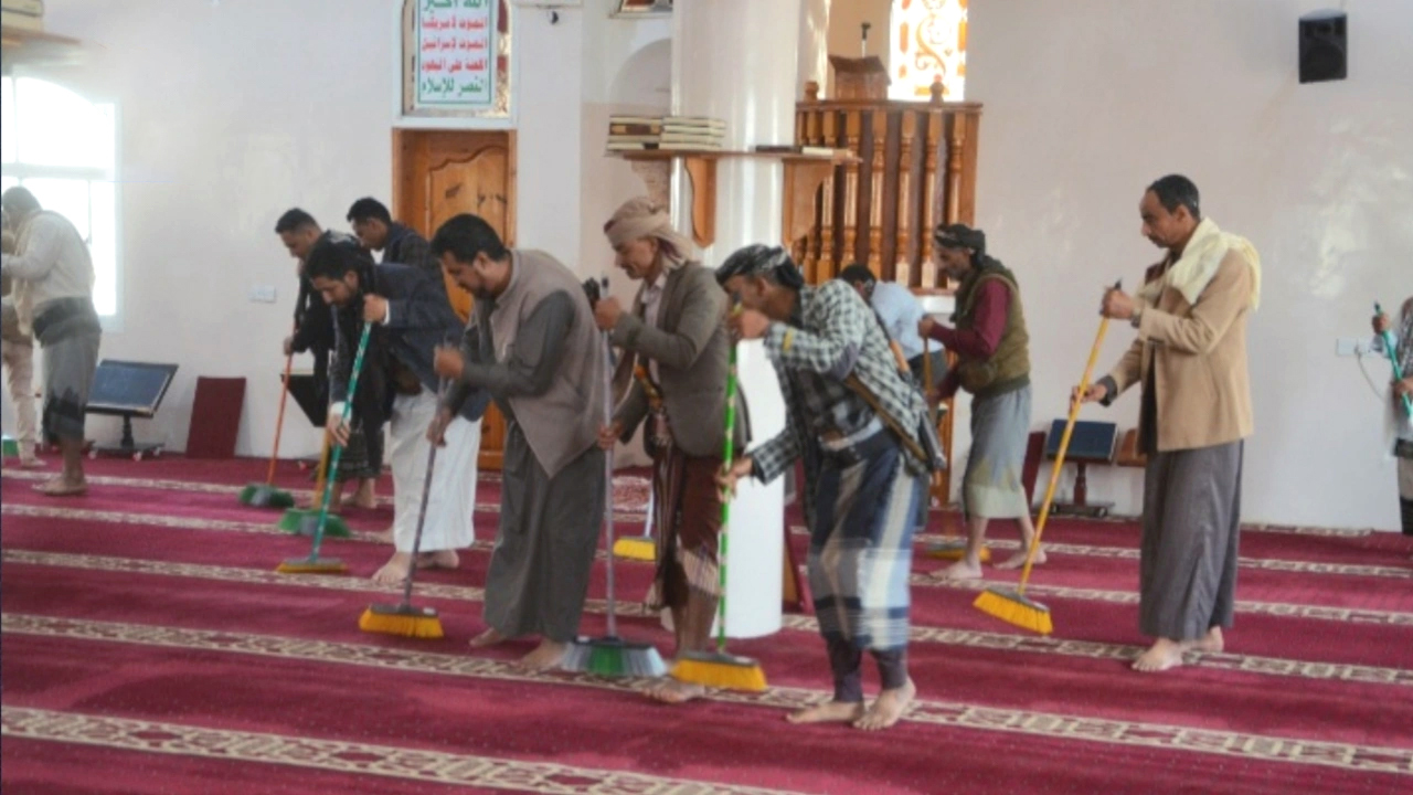 فرع الأوقاف بتعز يدشن حملة "أن طهرا بيتي" استعداداً لشهر رمضان المبارك