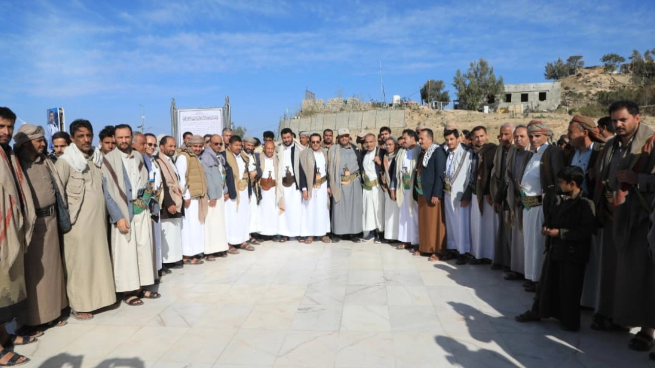 وفد من وزارتي المالية والاقتصاد والغرف التجارية يزورون ضريح شهيد القرآن