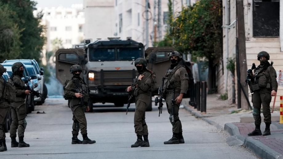 قوات العدو تُنفِّذ حملة اعتقالات واسعة في الضفة والقدس