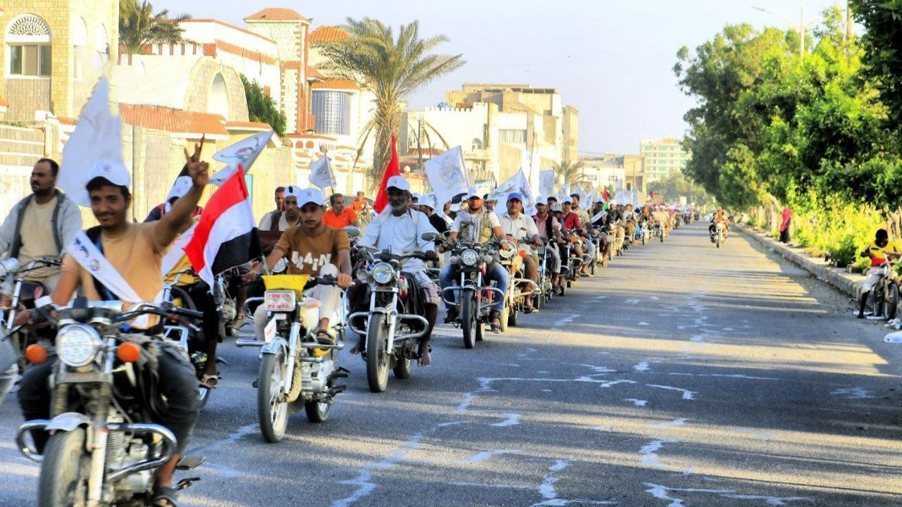 عرض ومسير لـ 350 خريجًا من دورة طوفان الأقصى بمحافظة الحديدة