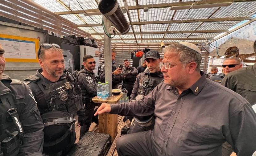 المجرم "بن غفير" يقتحم باحات المسجد الأقصى