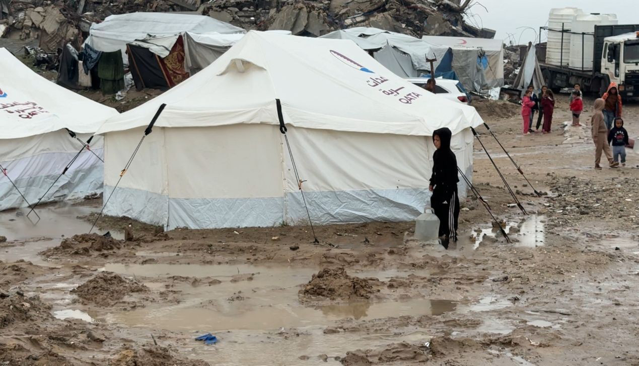 الأمطار تُغرق خيام النازحين وتُعمق مأساتهم في مواصي خانيونس بغزة