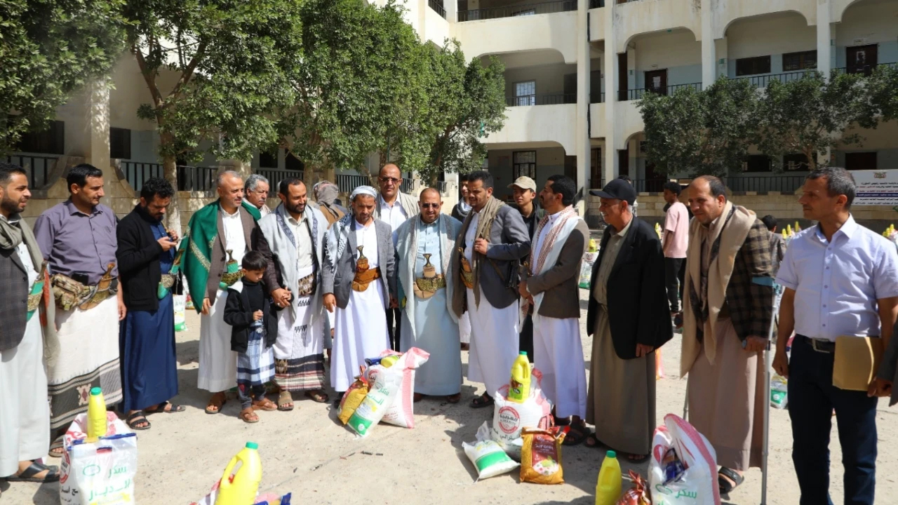 تدشين توزيع 1500 سلة غذائية للأسر الفقيرة في مديرية الثورة بالأمانة