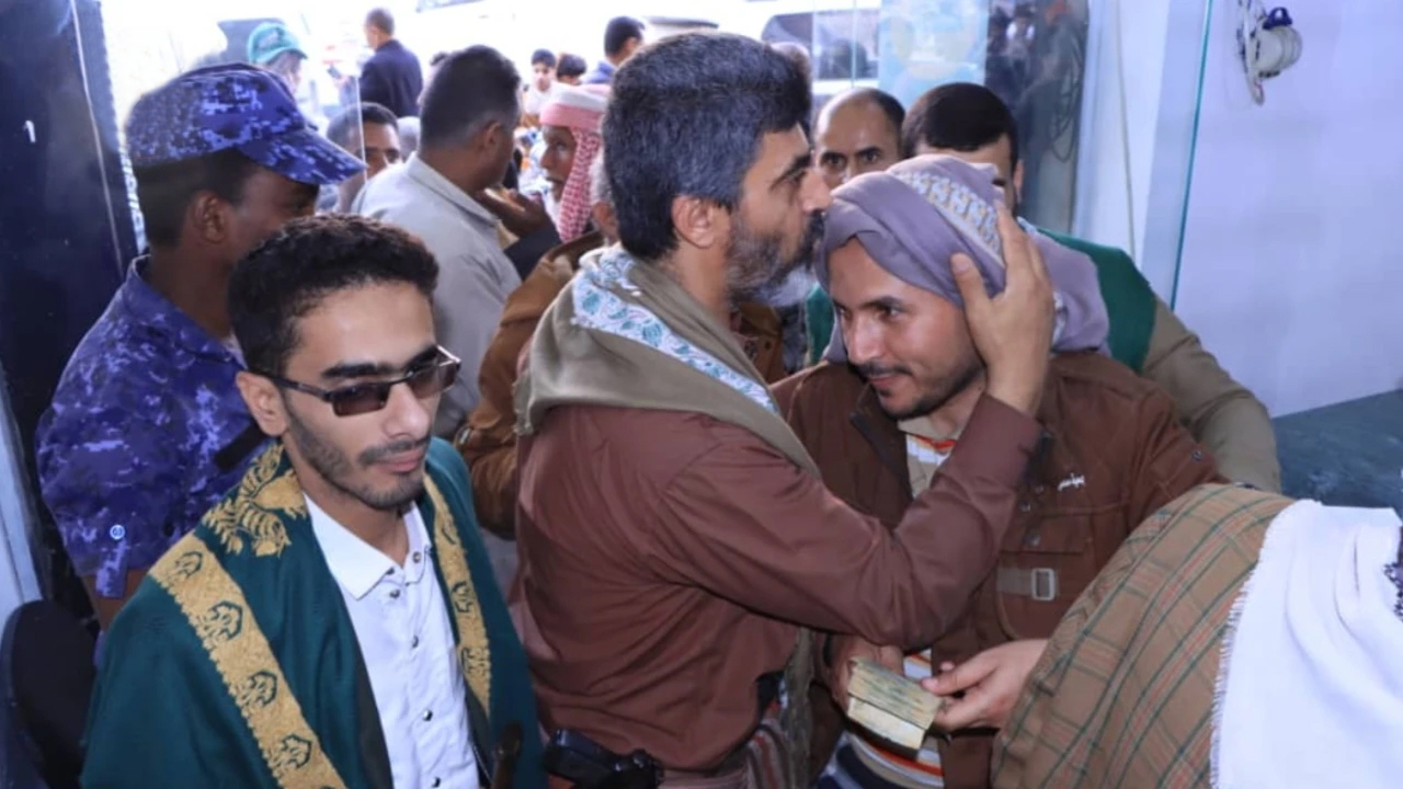 أوقاف حجة يدشن مشروع ويطعمون الطعام لجرحى ومعاقي مواجهة العدوان