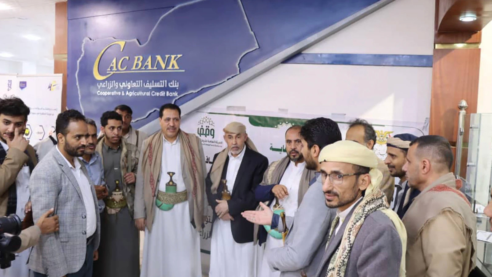 إب .. تدشين مشروعي توزيع السلال النقدية للفقراء و إكرامية جرحى ومعاقي الحرب