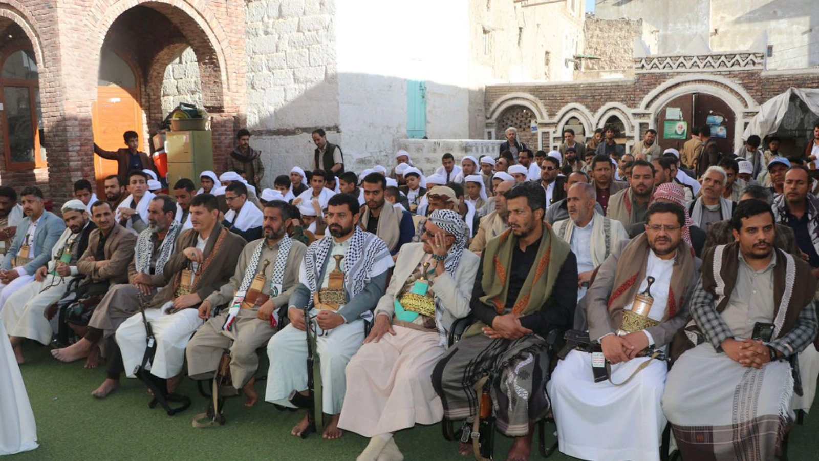 السلطة المحلية بمحافظة ذمار تكرم 45 حافظًا للقرآن الكريم