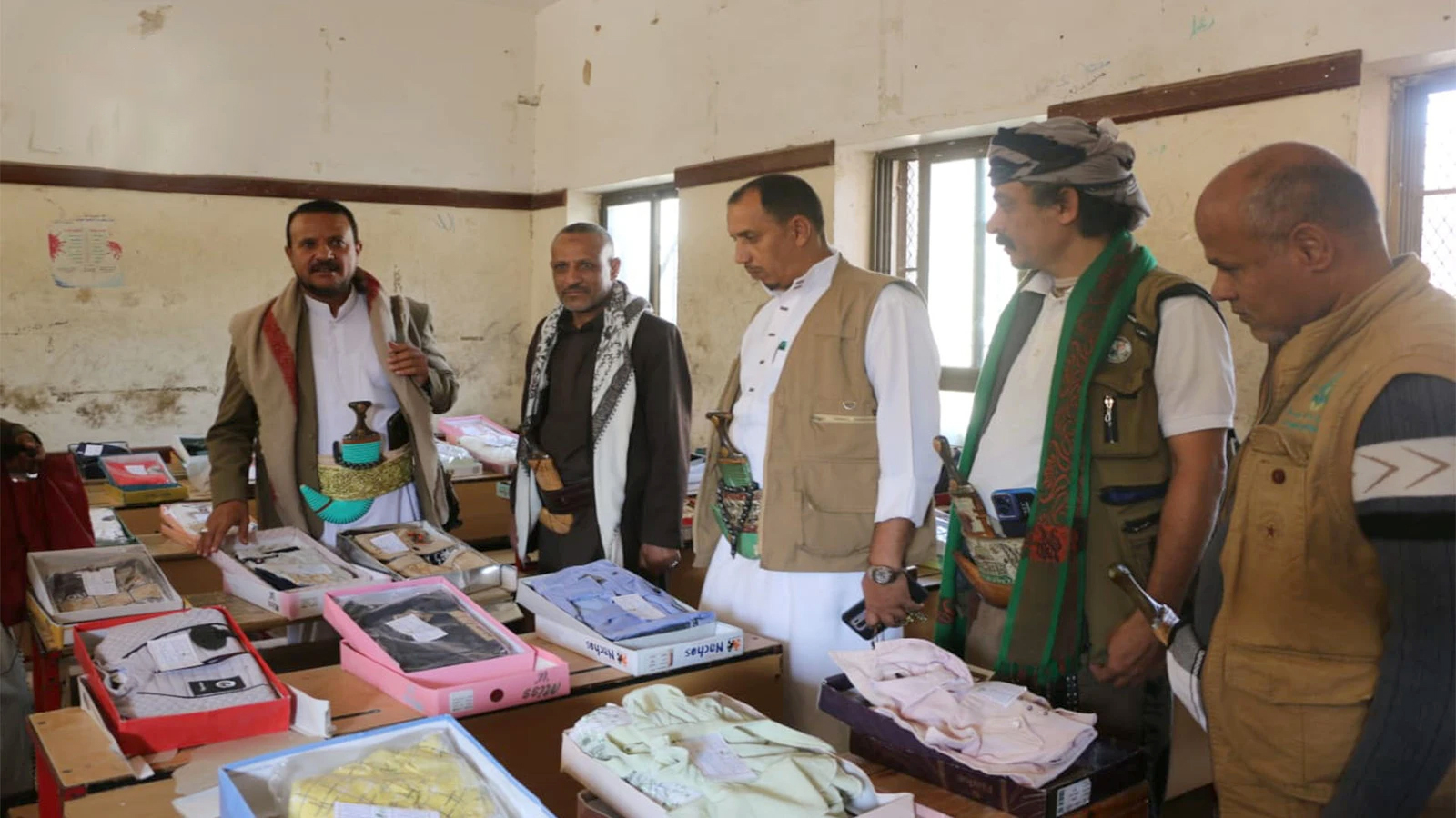 تدشين مشروع كسوة العيد للأيتام والمتضررين في الجندية العليا بمديرية التعزية