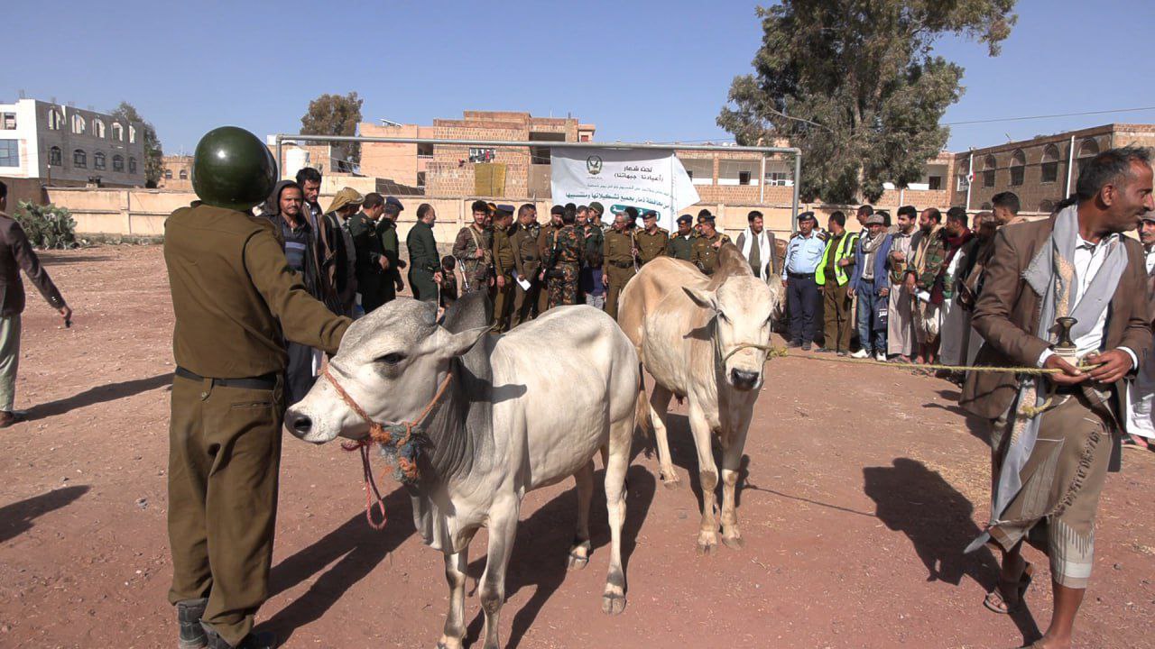 منتسبو أمن ذمار يسيّرون قافلة عيدية للمرابطين في الجبهات