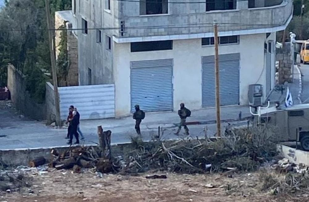 العدو الصهيوني يعتقل راعيا ويحتجز آخرين شمال ديراستيا