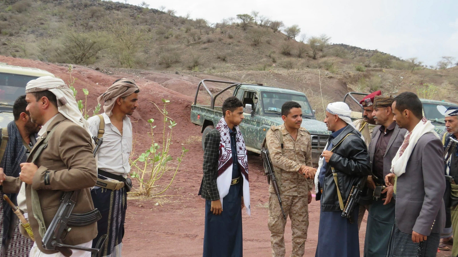 قيادات محلية بالضالع تتفقد أحوال المرابطين في محور بتار بمديرية الحشاء