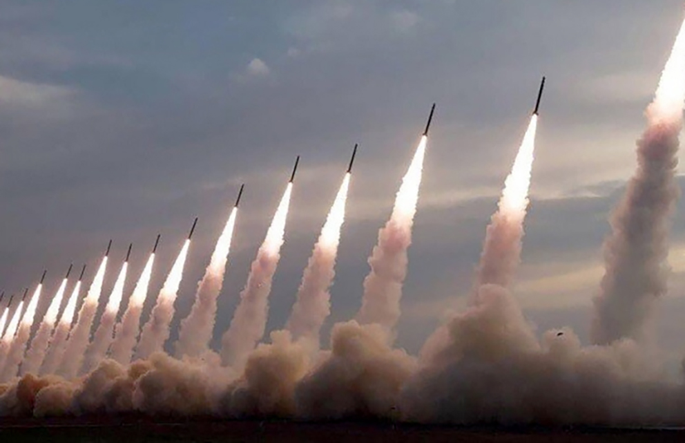 موجة صاروخية إيرانية تضرب الأراضي المحتلة وصفارات الإنذار تدوي في "ديمونا"