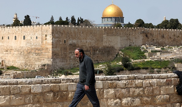 العدو يغلق الأقصى لليوم الـ25 ومستوطنون صهاينة يدعون لتفجير قبة الصخرة