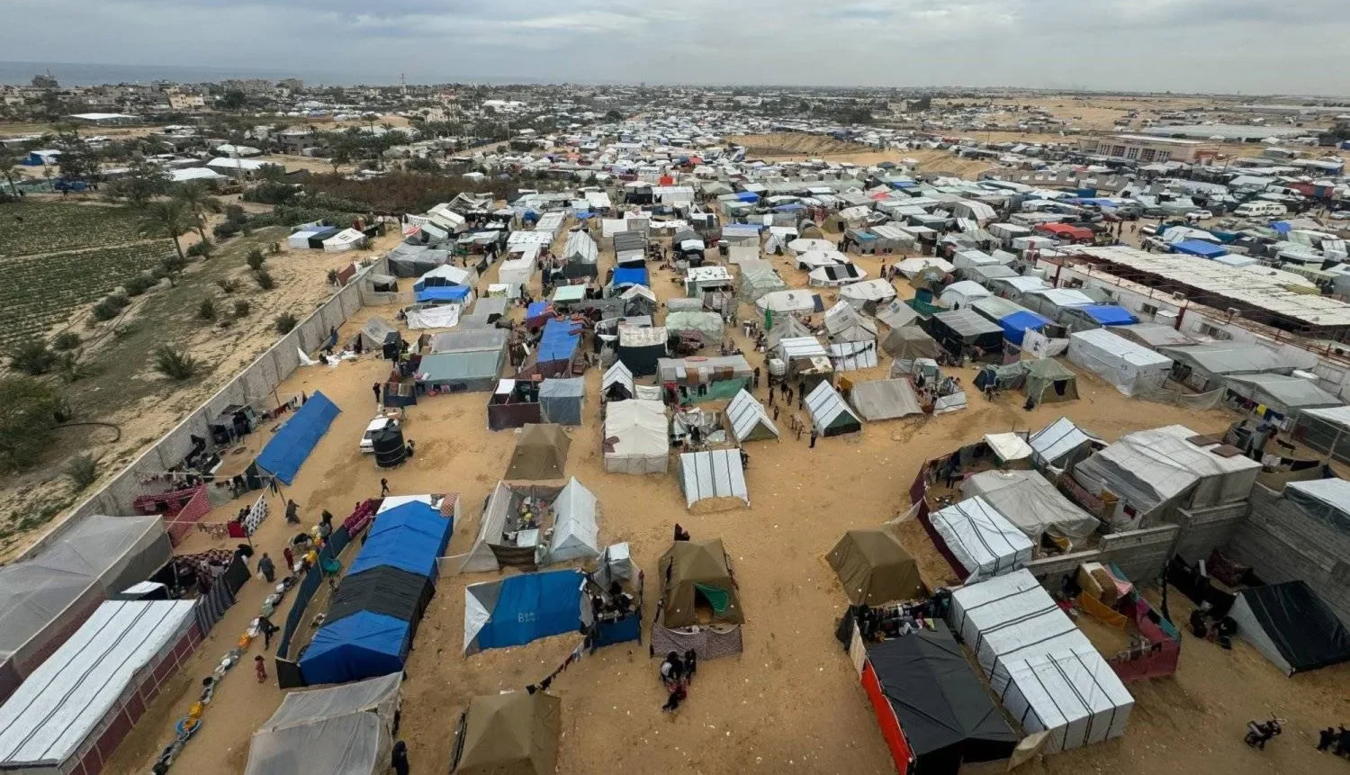 زوارق العدو تُطلق النار على خيام النازحين في مواصي خان يونس بغزة