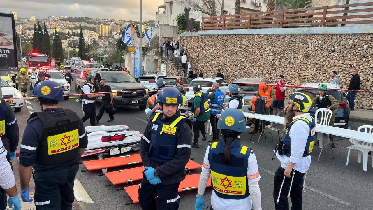 انتشال جثث 4 صهاينة من تحت حطام مبنى بحيفا دمره صاروخ إيراني