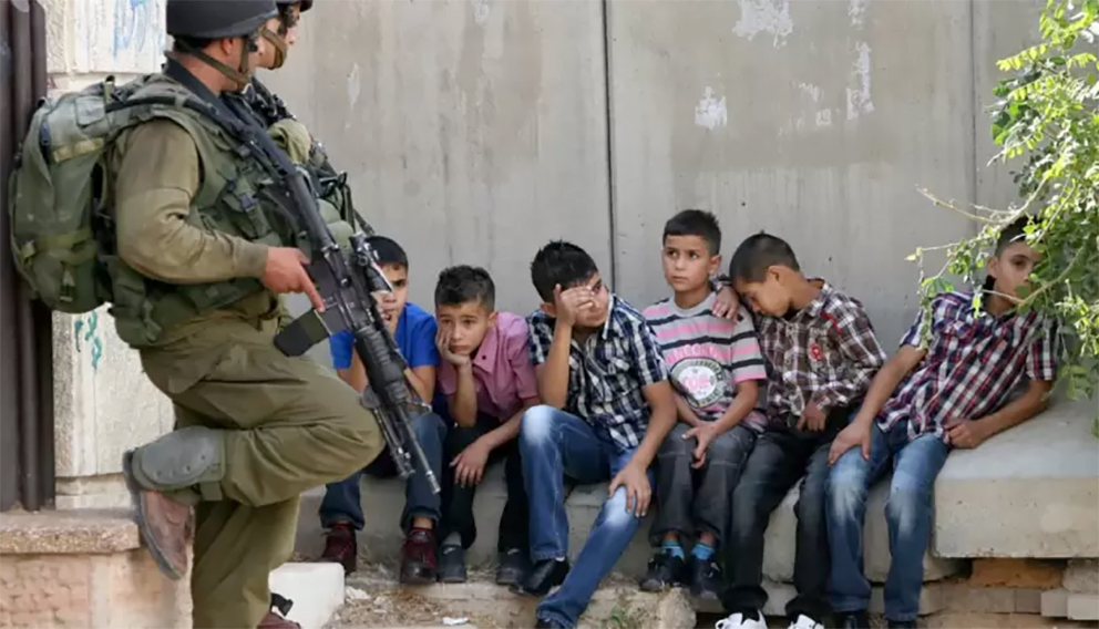 350 طفلًا أسيراً يُواجهون جرائم منظمة في سجون العدو الصهيوني