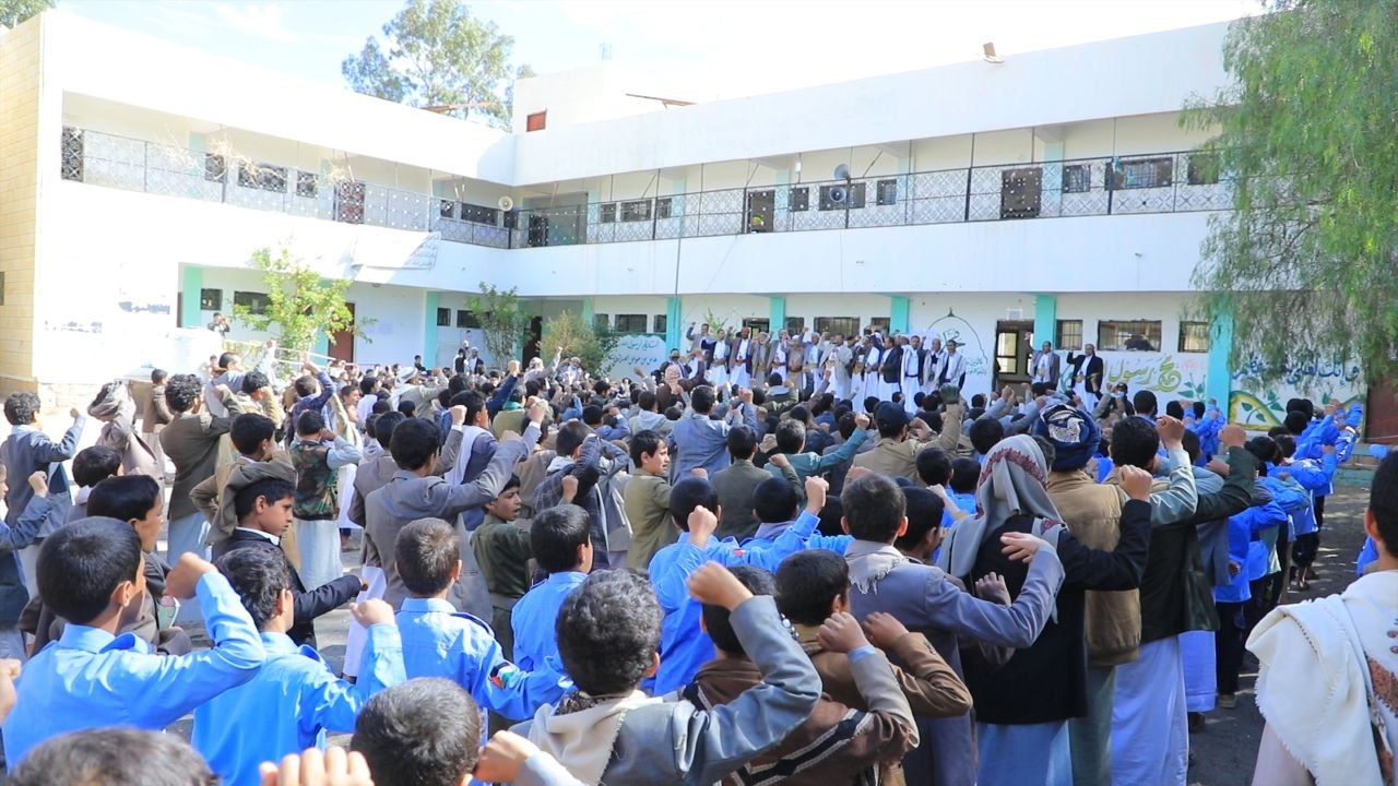 قيادة محافظة صعدة تتفقد الدورات الصيفية في مدارس المدينة