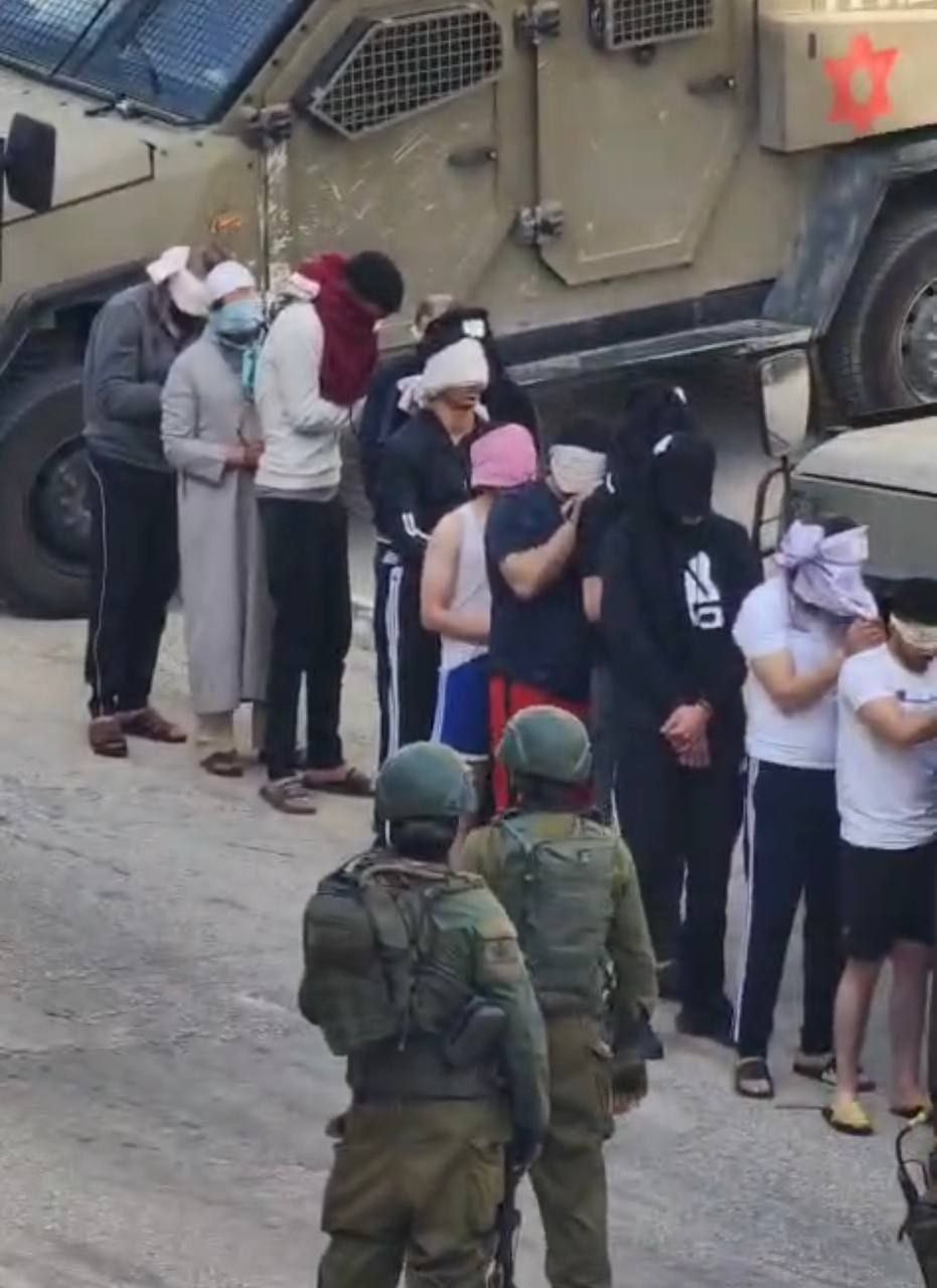 العدو الصهيوني يواصل اقتحامه مخيم قلنديا وسط مداهمات عنيفة شمال القدس المحتلة